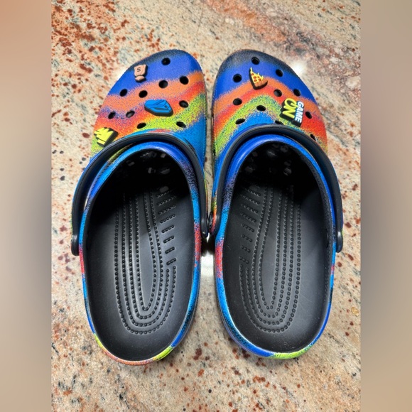 Crocs Black/Rainbow Clogs With Jibbitz Women’s 12/Men’s 10 New Without Tags - Picture 8 of 13